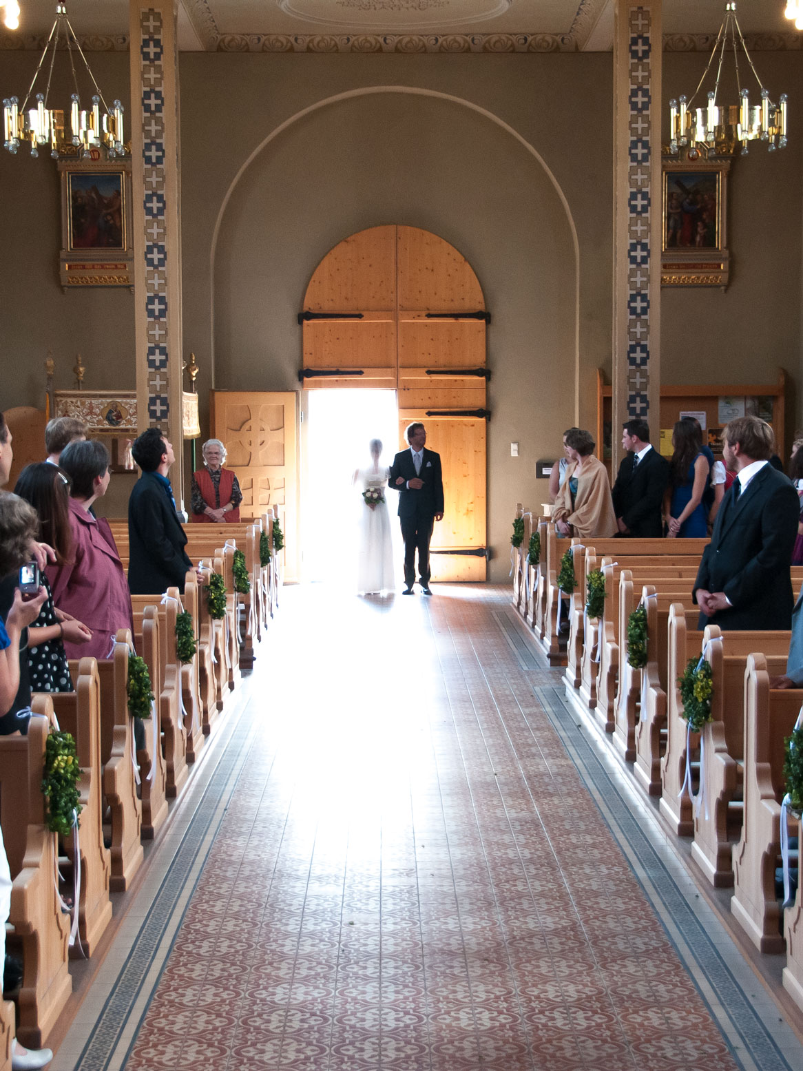 Einmarsch der Braut mit ihrem Vater in die Kirche